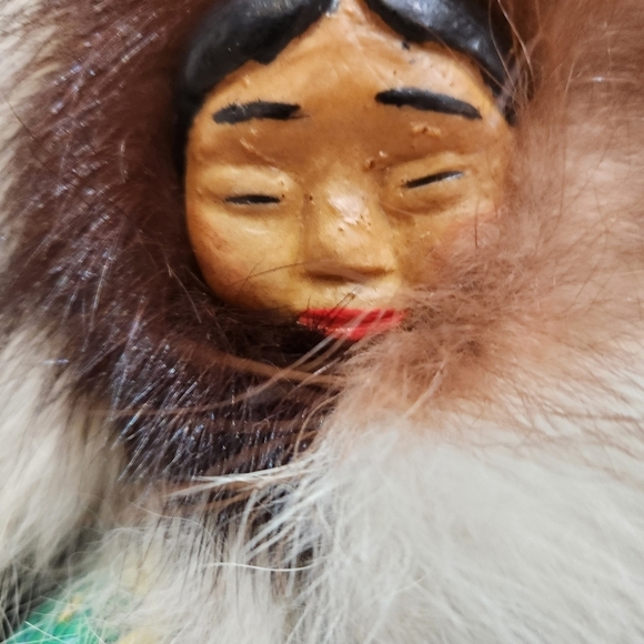 AUTHENTIC VINTAGE ALASKAN INUIT MAN & WOMAN HANDCRAFTED  DOLLS W/REAL FUR  12" - Picture 3 of 12
